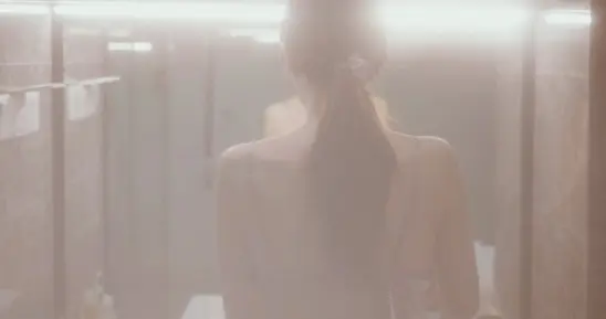 妻子被初恋拉进洗手间半小时，回家后她问我：你吃醋吗？