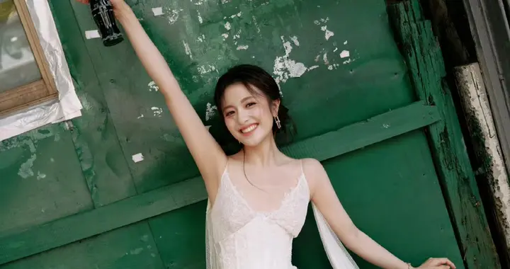 李兰迪蕾丝吊带裙穿搭，温柔甜美氛围感拉满