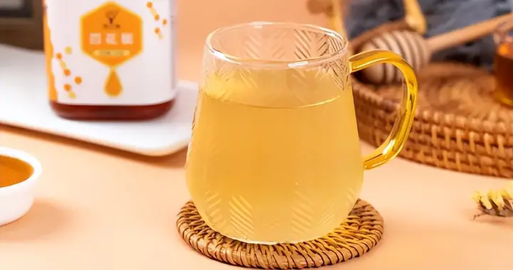 70岁老人每天空腹喝蜂蜜水，一年后查肝功能，医生怒斥：你还在喝