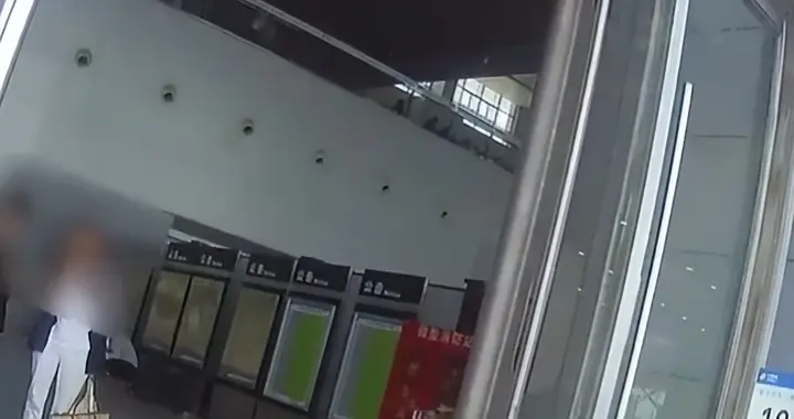 泪目，19岁女孩回家奔丧买错车票，民警6分钟协调开通绿色通道