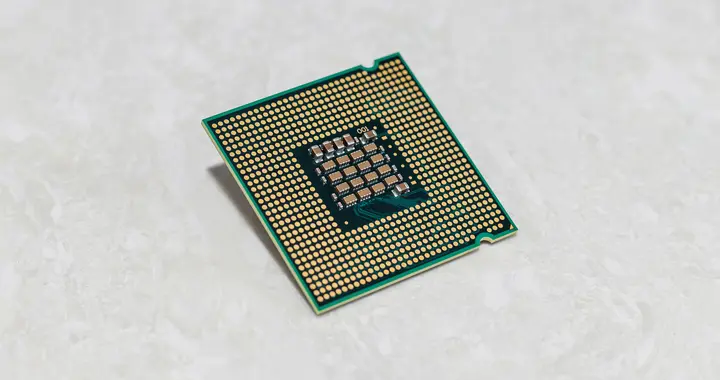 港大研发原子级算力芯片，比 CPU 快 1 亿倍