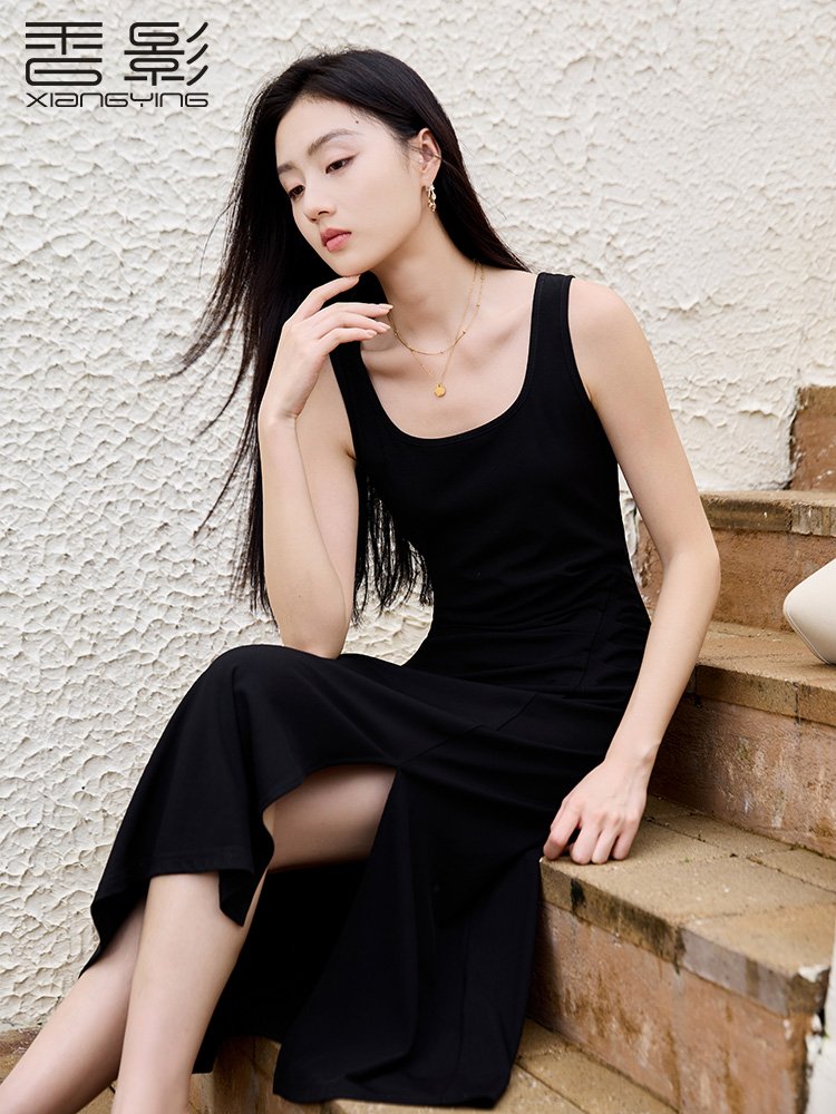 香影掐腰小黑裙女