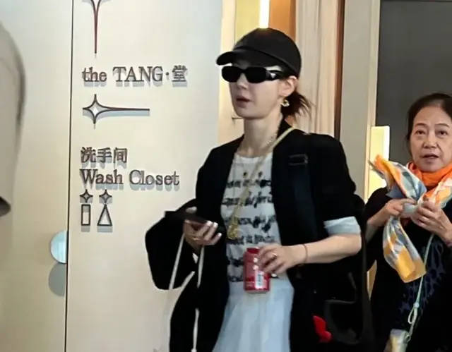 戚薇一家在阿那亚，Lucky格子衫比妈妈还会穿，李承铉只管带儿子