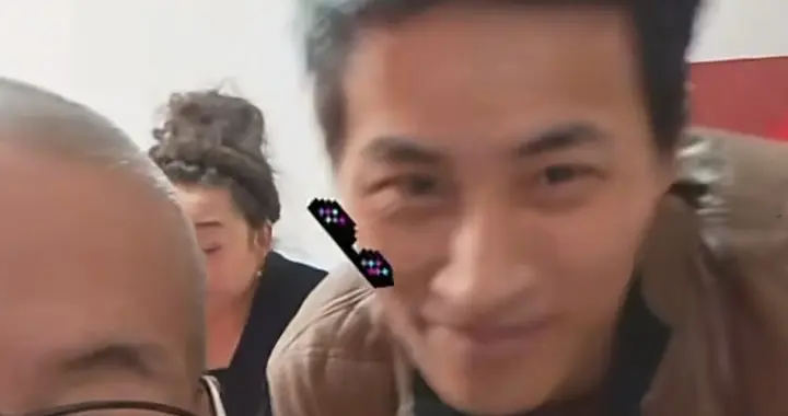 继母为张云鹏包饺子送行并 给他洗头，云鹏爸爸透露俩人是青梅竹马