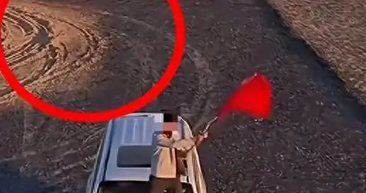 开三菱闯罗布泊砸标语？新疆肇事者哭着补墙：别抛弃我！网友怒了