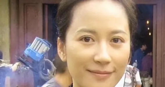 55岁仍独身没有孩子，身边却有位男人相伴近20年，她活的太通透了