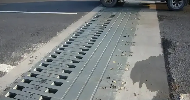 工人修路修桥时，为什么非要留一条伸缩缝？有何用处？