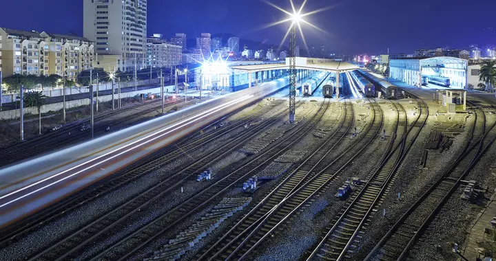 高铁为什么晚上不发车，早晨的第一趟还跑空车？不会造成浪费吗？