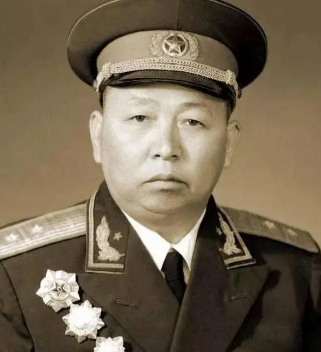 詹才芳的警卫员成了上将，他却只是中将，授衔后多位上将给他敬礼