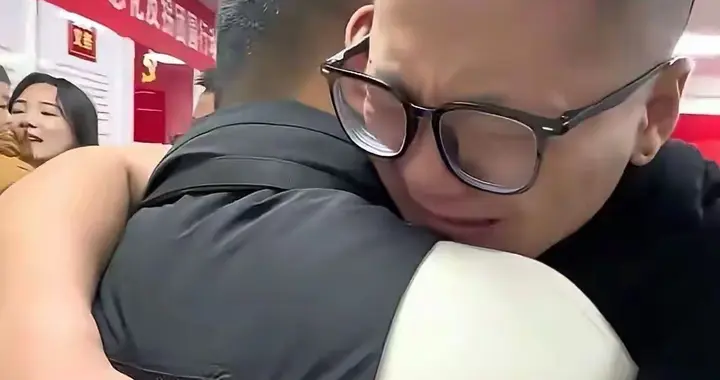 双胞胎哥哥认亲不满月，弟弟就往狠里整，老底被扒光怎么也洗不白