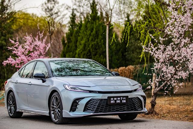 凯美瑞智驾版上市，B级车+智驾仅16.98万起，2.5L双擎油耗4.25L