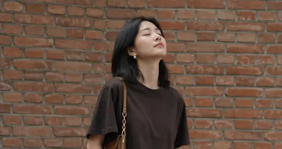 阔腿裤也失宠了，今夏"奶奶裤"太火，舒适显瘦又时髦，谁穿谁好看