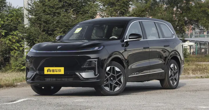 过年返乡，选一辆深蓝S09，既能装又能跑，全家人都满意！