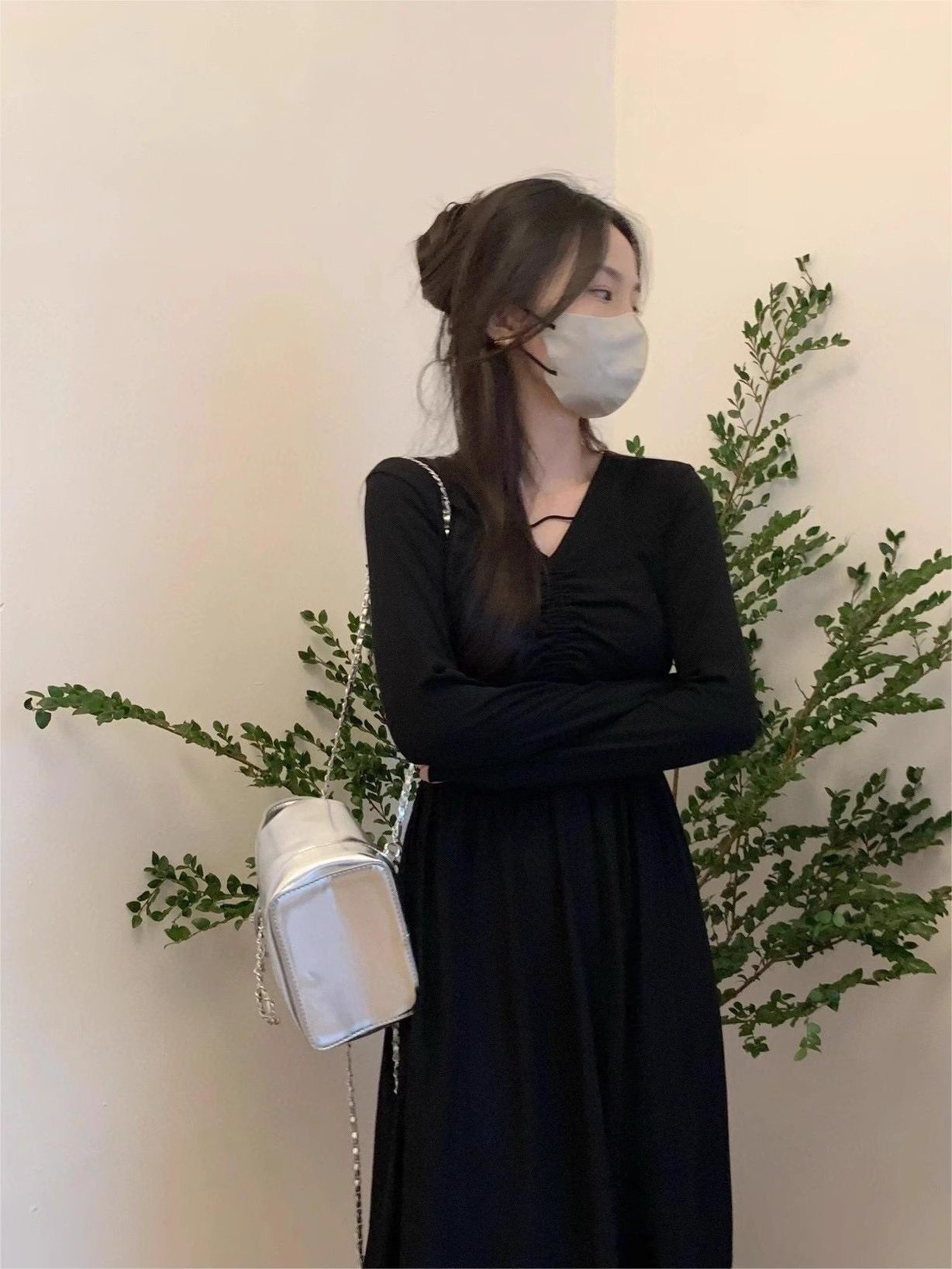 黑色V领长袖连衣裙