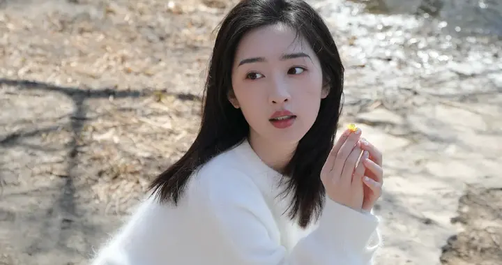 邓恩熙“白开水淡颜”出圈：一场颠覆内娱审美的原生革命