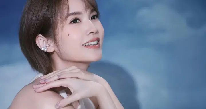 杨丞琳白裙造型如冰雪精灵，纯净梦幻