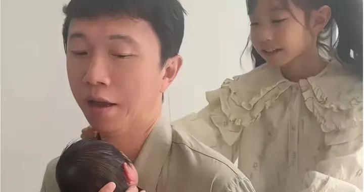 宋家腾晒三胎女儿，仨孩子首次同框，小女儿长相可爱笑得好甜