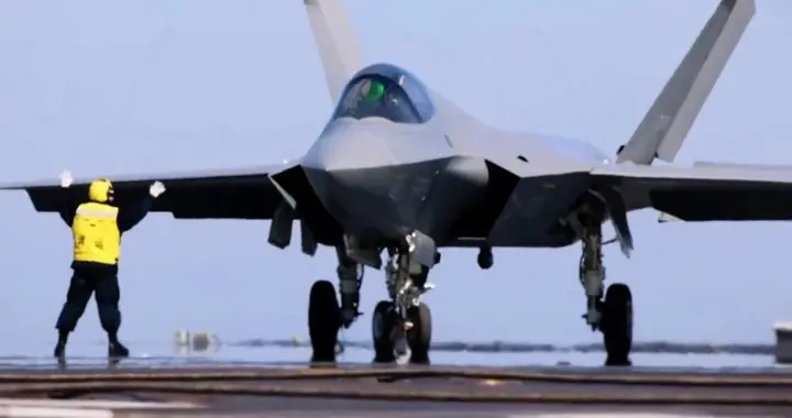 上强度了！解放军福建舰已经服役，美军F-35C如何应对歼-35？