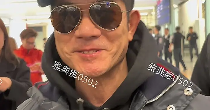 西安机场偶遇郭富城，60岁老天王来开演唱会大批粉丝接机人气超高