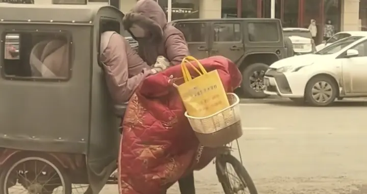 好险！奶奶忘带车棚钥匙，抬着孙女从窗户进后座，“咣当”车翻了