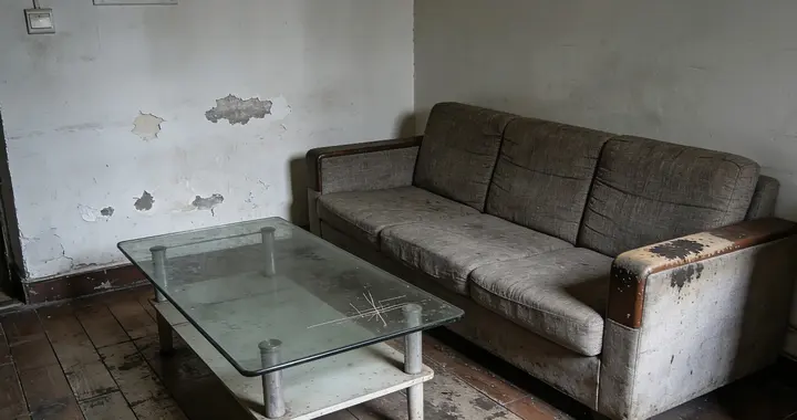 市中心50㎡小屋藏婚姻冷漠，夫妻同住22年形同陌路太扎心