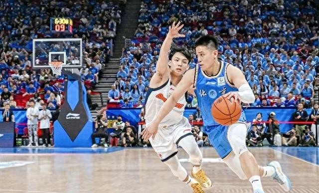 杜锋与外援不兼容致广东再次止步八强，徐杰没球权真打不了季后赛