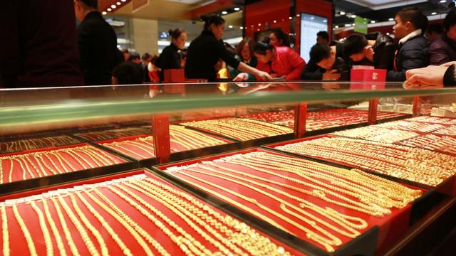 花瓣雨：家里的金手镯、项链、戒指，你们都