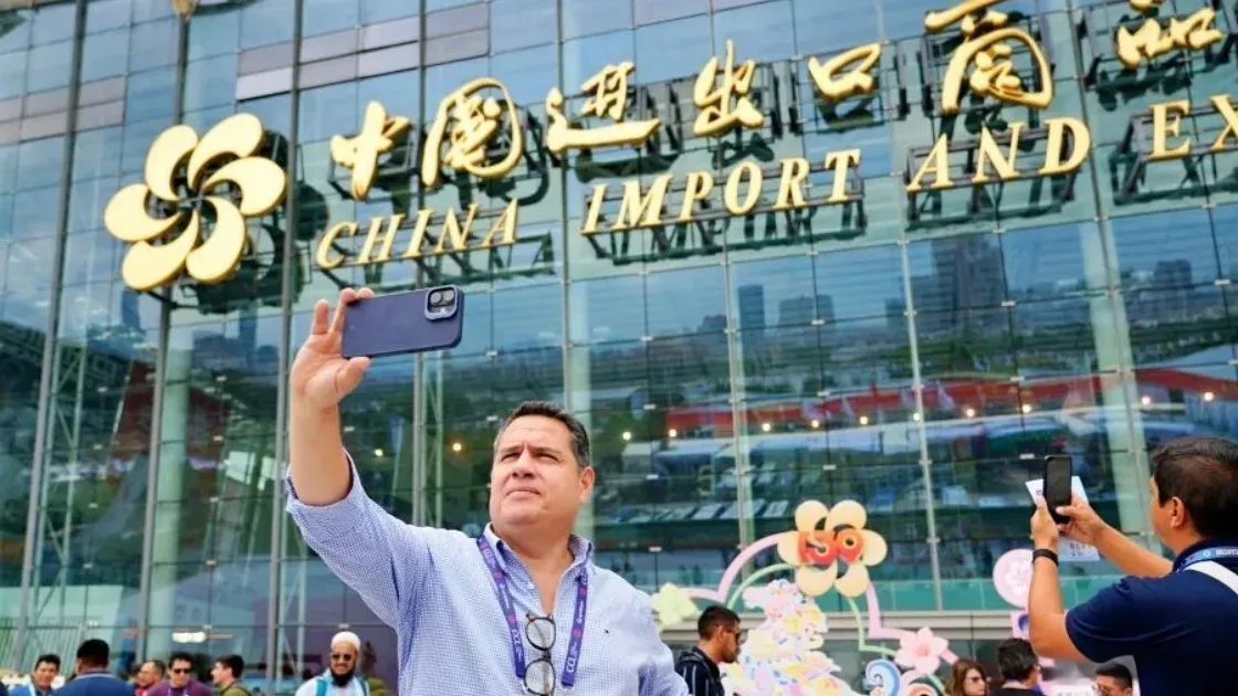 很多人只盯着27.8万外商到会的表象，却忽略了决定这一局面的底层参数...