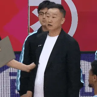 CBA球迷侠：🚨主教练冲进场内抱怨裁判