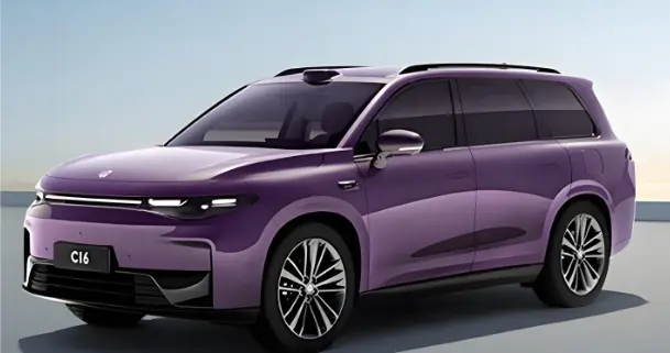 零跑C16爆款实锤！冰箱彩电大沙发14万拿下，这波不亏