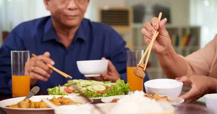 “吃饭八分饱”被推翻了？医生：过了60岁，吃饭尽量要做到这6点