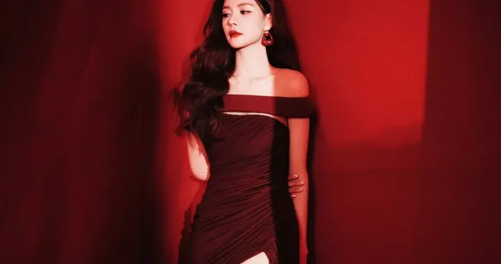 沈梦辰红裙抹胸连衣裙，大长腿美女