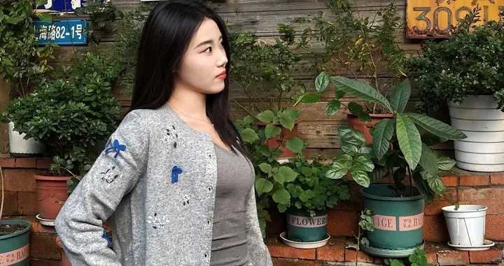 都说灰色好看，原来还可以搭配的小清新，灰色开衫+牛仔裤，真靓