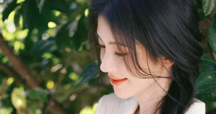 鞠婧祎，在聚光灯下绽放的璀璨之星