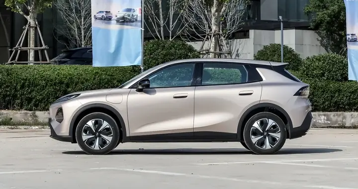 柔和触控大屏+清秀设计，启源Q05内饰层次感强