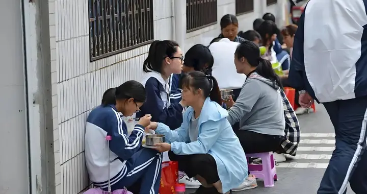 五一“顶风补课”的中学，背后是近40万云南考生的无声挣扎