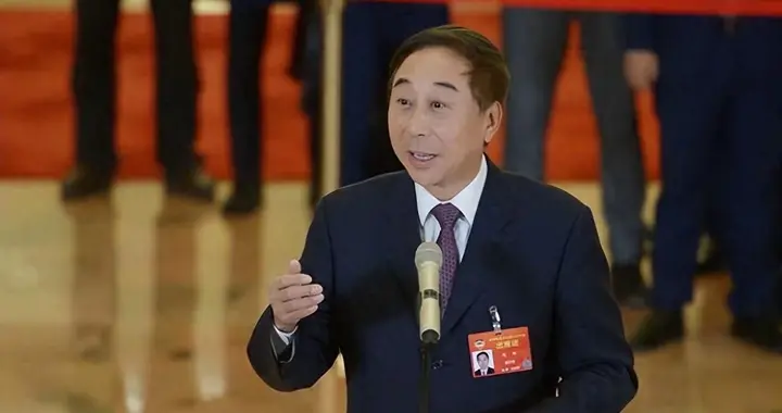 68岁冯巩现状曝光：住100平小房纸箱衣服乱扔，一次性口罩反复用