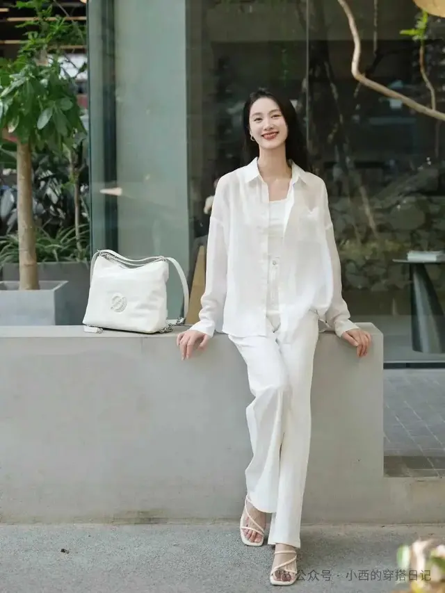 春夏选白色系穿搭，优雅清新，减龄效果显著。