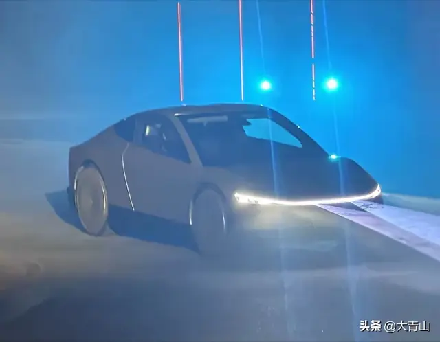 《特斯拉无人驾驶出租车 Cybercab，创新驱动未来》