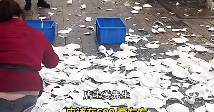 老板在街边怒砸600套餐具后续，原因揭晓，当事人再次道歉。