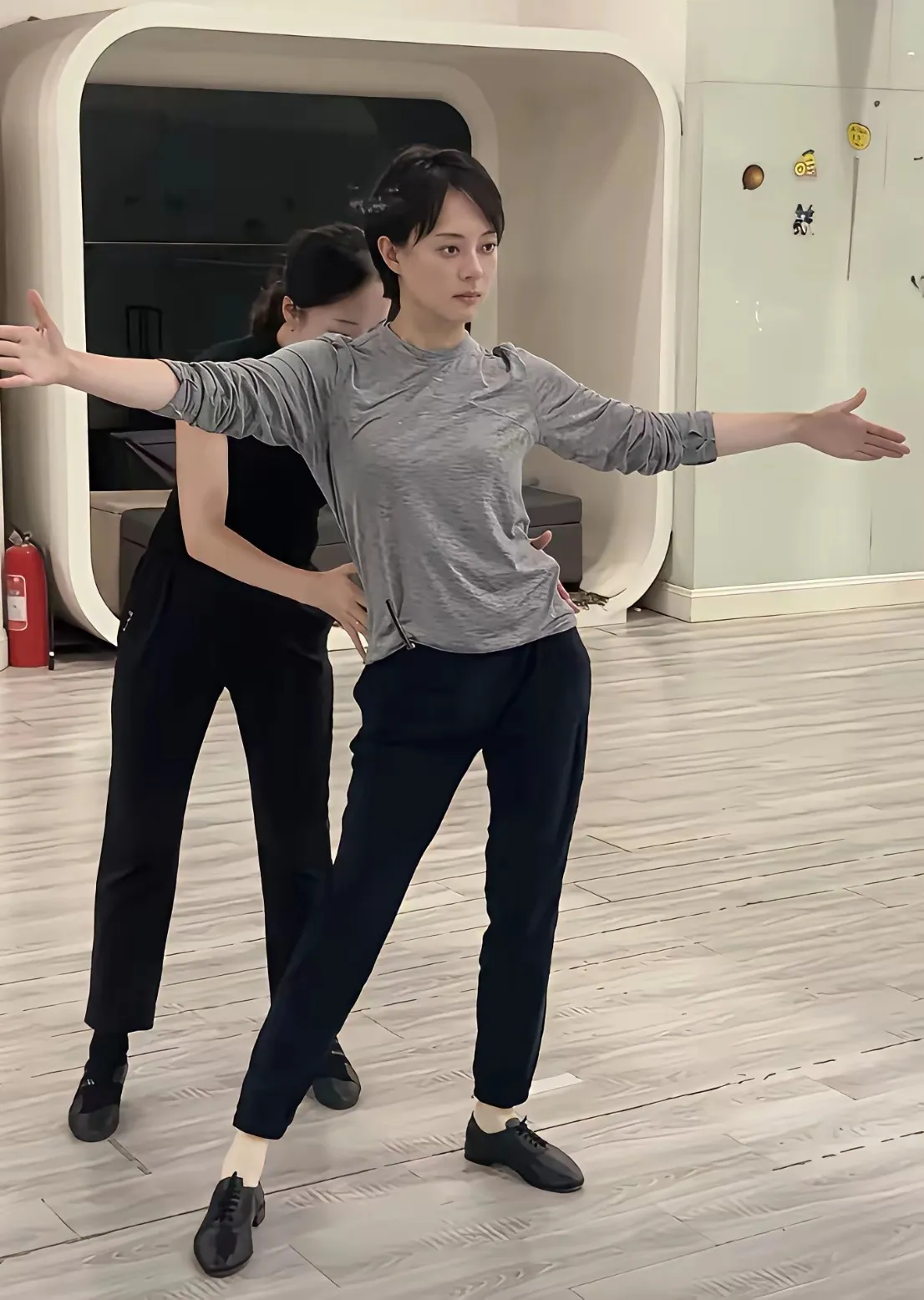 孙俪和12岁女儿一起上拉丁舞课，这个下颌线和身材是真的吗？