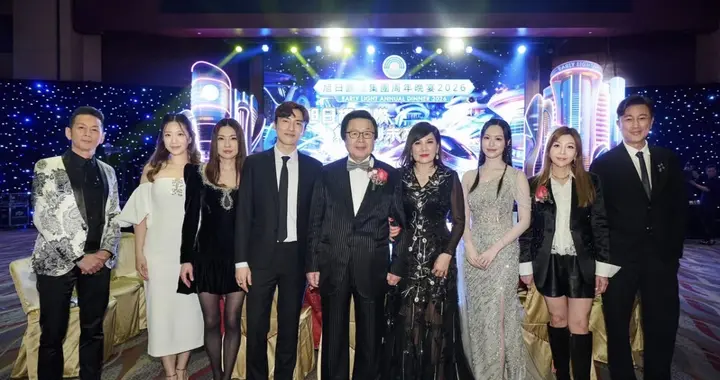 蔡志明全家出席春茗晚宴，74岁太太穿黑裙腰身纤细，汪圆圆站旁边