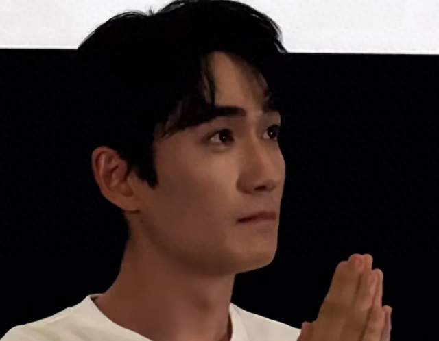 37岁朱一龙再破天花板，央媒采访含泪讲述平凡人，给演员敲响警钟