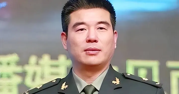 娶小27岁央视才女，快60岁才当爹，如今他衰老明显，娇妻气质出众