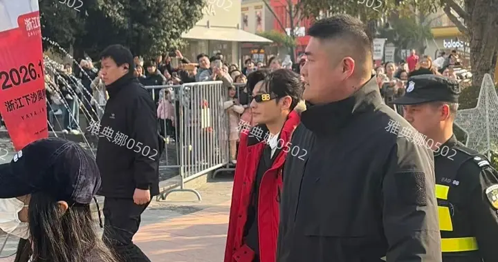 难怪网友总吐槽黄晓明身高，他穿了一双大船一样的增高鞋还是很矮