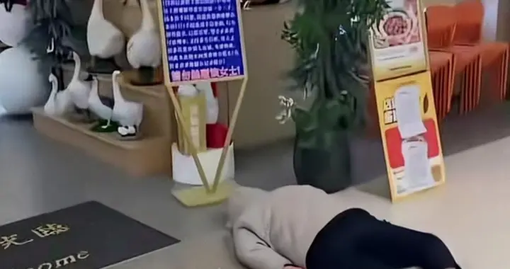 50岁大姐趴店4天维权，一句辱骂，比欠薪更伤基层劳动者