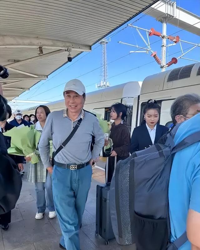 冯巩曾祖父扫墓，副部级待遇却开7万旧车，这排面真接地气