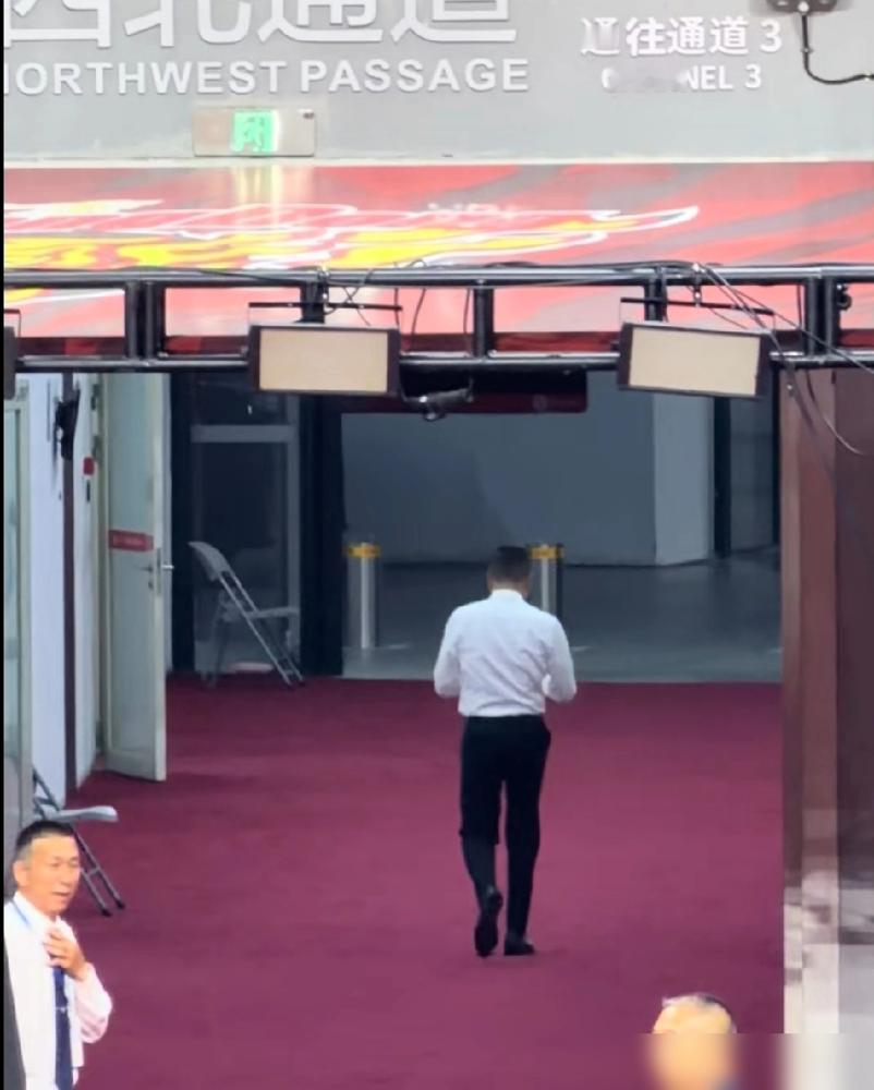 主场惨败17分，广东老板怒了，亲自督战。 输给常规赛第12，球迷倒戈...