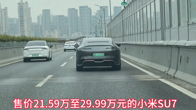 路遇小米SU7“翘翘板”，怪不得狂吸“儿童粉”🚗🚗🚗