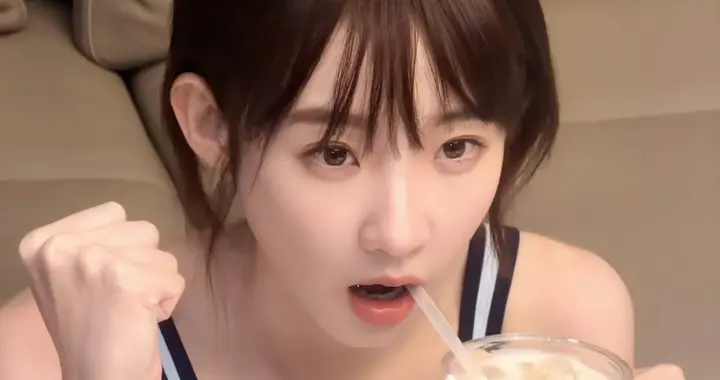 张艺凡 俏皮小可爱